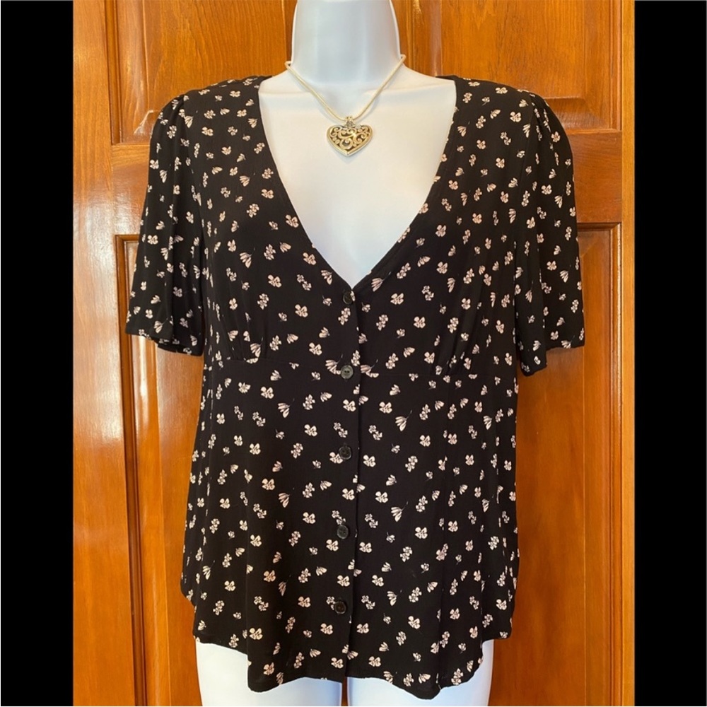 Sanctuary NWT Women's V-Neck Button
Down Blouse M